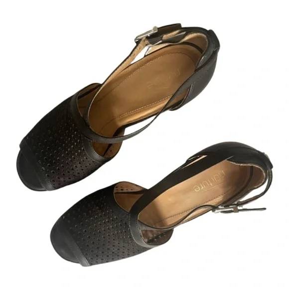 Nurture Heel Leather Sandal - Picture 2 of 8